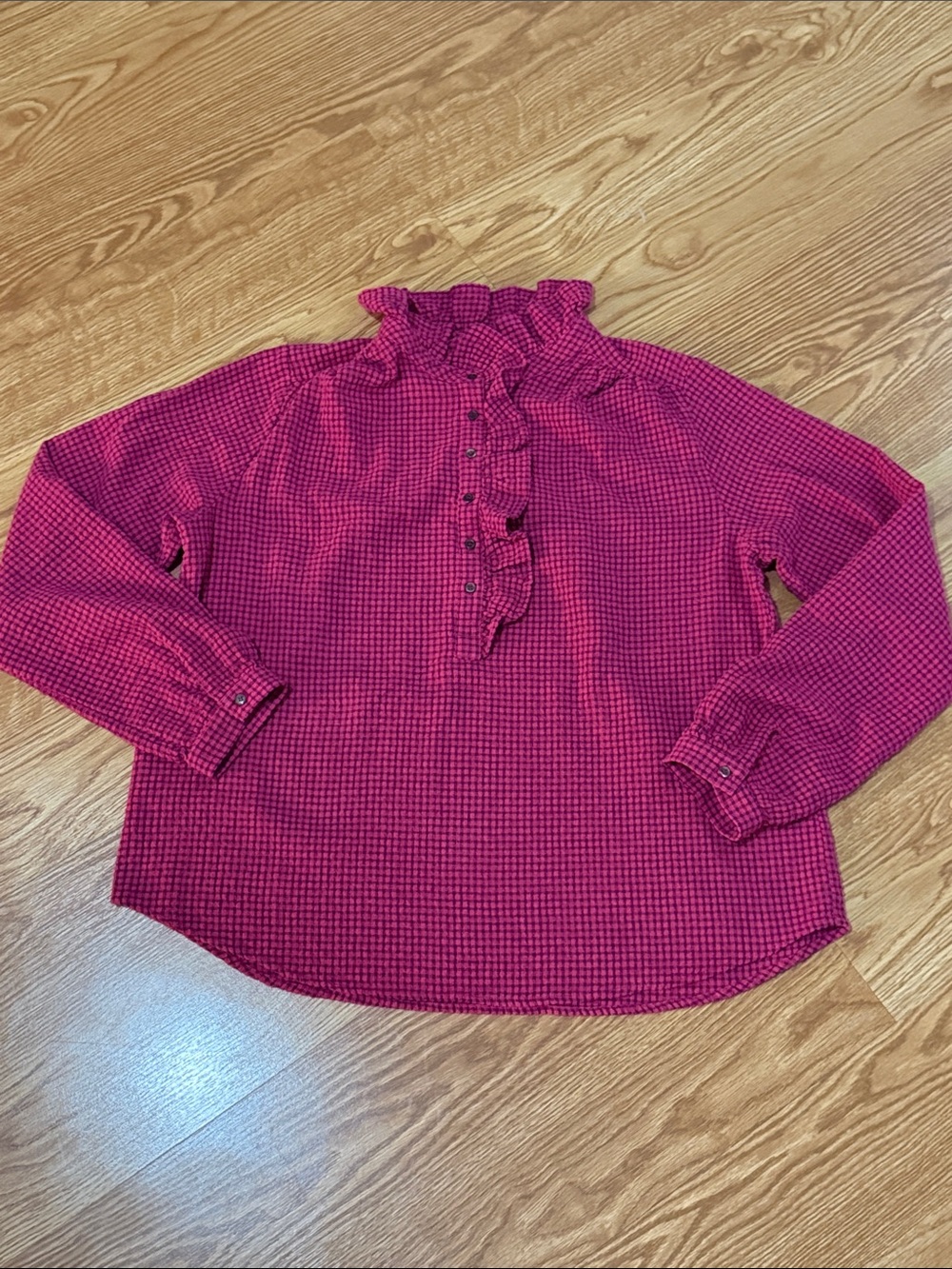 XiRENA Magenta Ruffle-Neck Buttoned Blouse